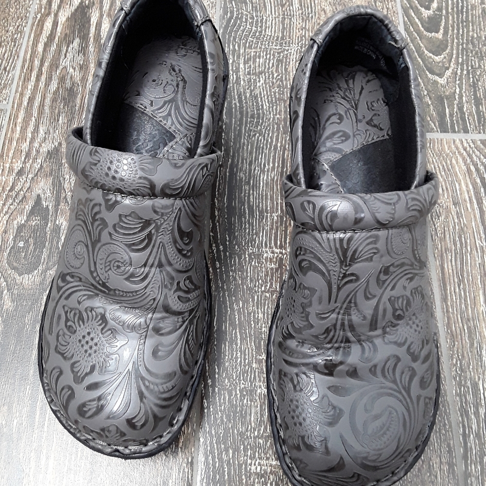 BOC Gray & Black Clogs